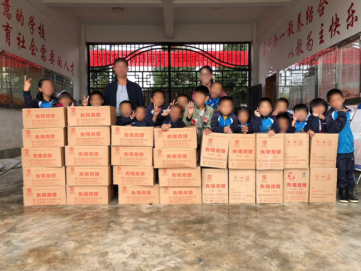 慰問福利院、聾啞學(xué)校