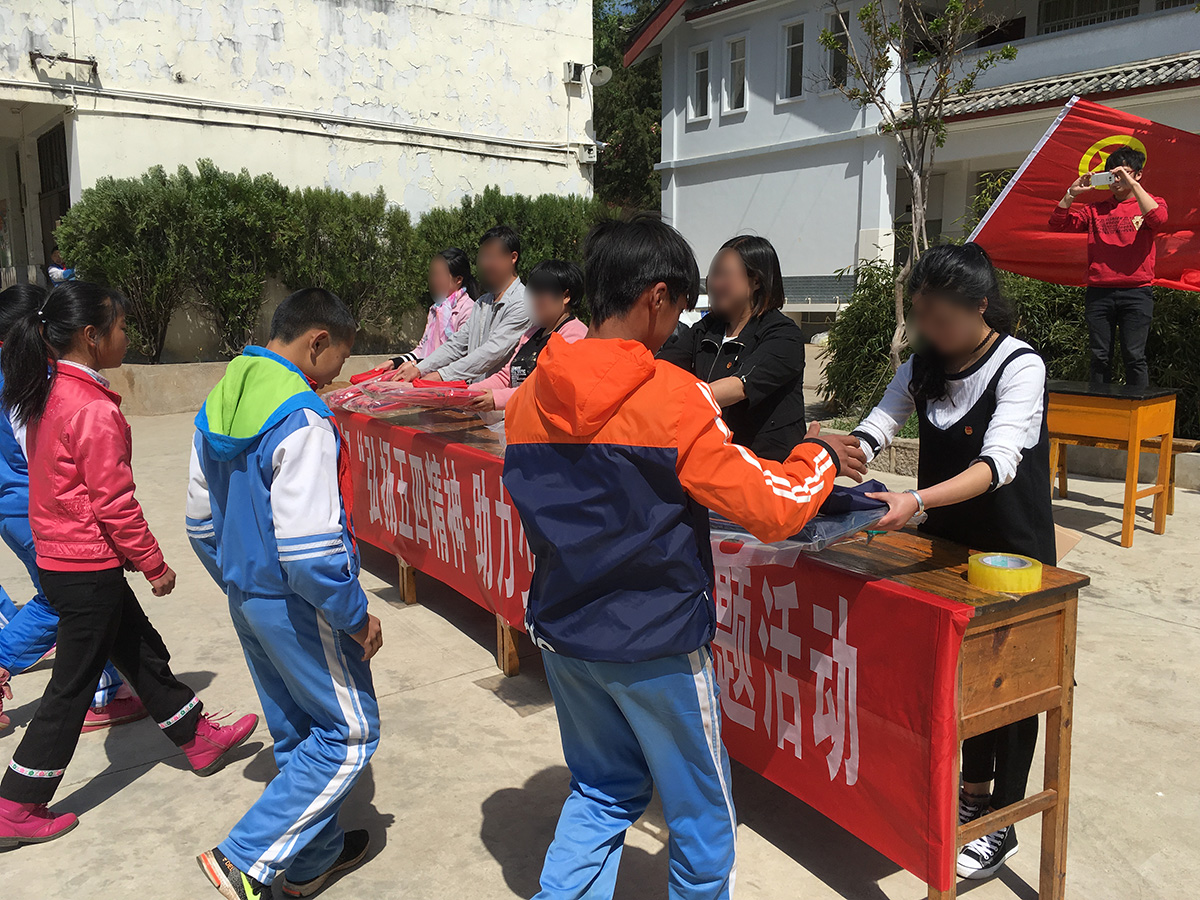 慰問福利院、聾啞學(xué)校