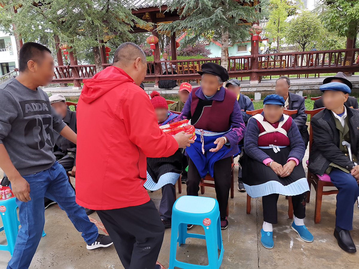 慰問福利院、聾啞學(xué)校