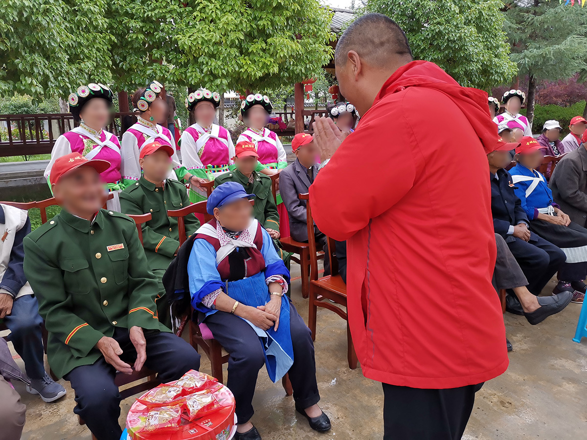 慰問福利院、聾啞學(xué)校